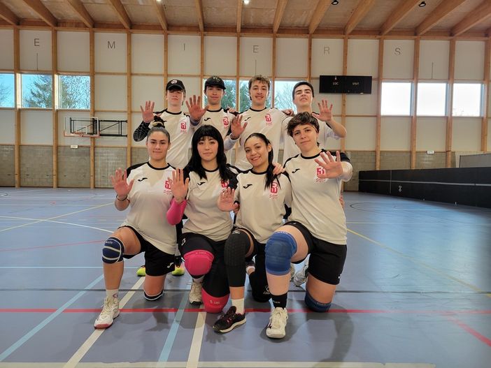 Da sn: Christopher Savioz, Riccardo Sana, Federico Sana, Pierfrancesco Bernardi. in Basso da sx: Cloe Bonomo, Kahina Brahmia, Beatrice Maglio e Beatrice Deregibus