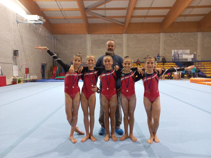 Marta Nieroz, Abigail Martinet, Ginevra Grosso, Annie Desandré e Gaia Petrera con il presidente Olimpia Paolo Moniotto