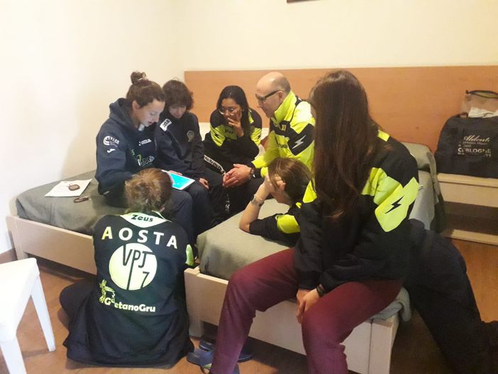 Mister Tomassi con le ragazze dell'Aosta
