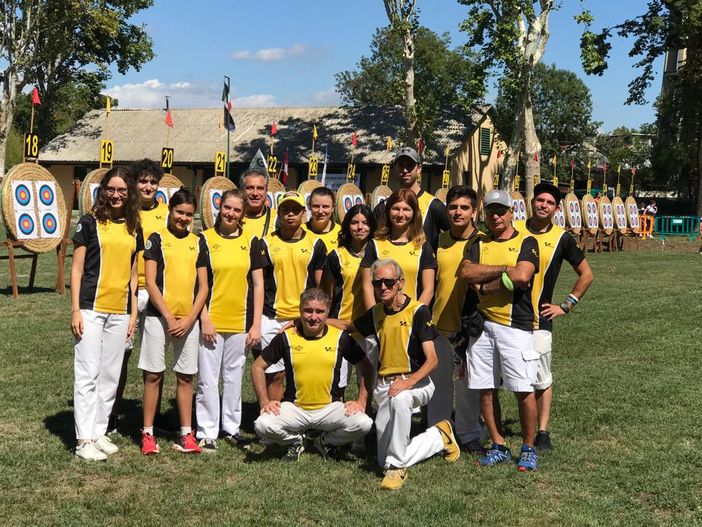 I partecipanti alla gara. In ginocchio il presidente Sergio Abbadessa I partecipanti alla gara. In ginocchio il presidente Sergio Abbadessa