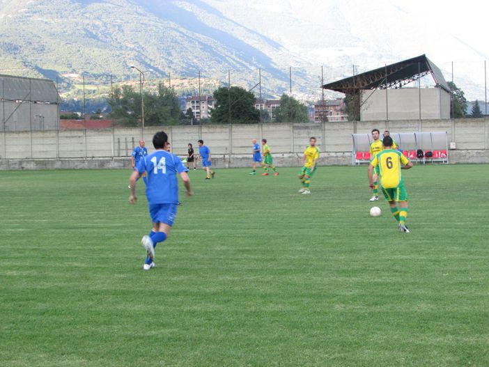 Un momento della sfida fra giornalisti e Asd Valdostana