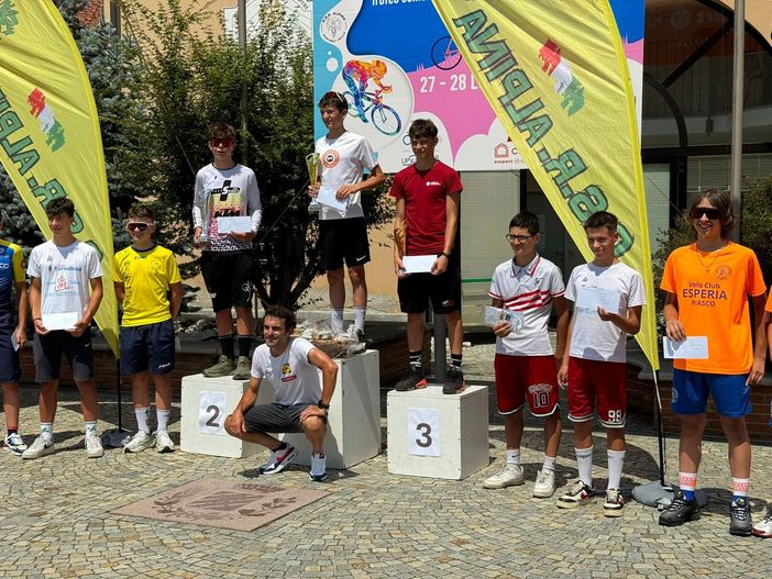 Al centro Enea Bortolotti Al centro Enea Bortolotti