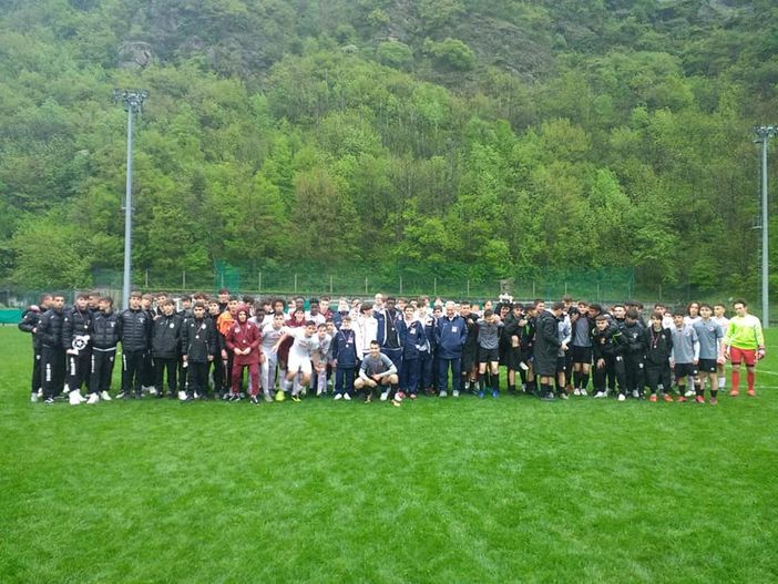 Foto di gruppo per i partecipanti del Memorial Calliera