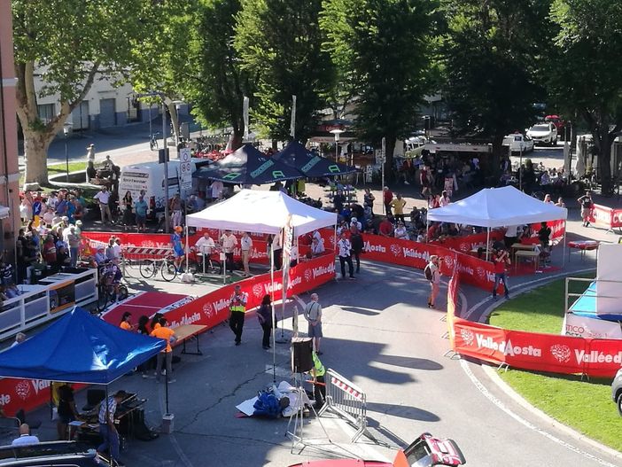 Ciclismo: Caos al Giro della Valle d'Aosta Ciclismo: Caos al Giro della Valle d'Aosta