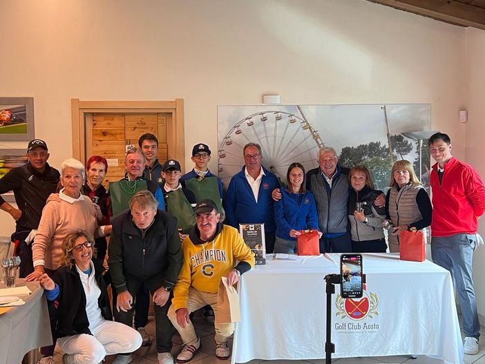 Da sinistra: Luca Raiteri, Ferrari Graziella, Sara Raiteri, Paola Antonutti, Dario Martignene, Ennio Subet, Emanuele Giachino, Ivo Chatillard, Alessandro Subet, Federico Subet, Edi Avoyer, Michelle Avoyer, Dario Come’ (presidente), Anita Cuneaz, Rosella Grange e Xavier Avoyer. Da sinistra: Luca Raiteri, Ferrari Graziella, Sara Raiteri, Paola Antonutti, Dario Martignene, Ennio Subet, Emanuele Giachino, Ivo Chatillard, Alessandro Subet, Federico Subet, Edi Avoyer, Michelle Avoyer, Dario Come’ (presidente), Anita Cuneaz, Rosella Grange e Xavier Avoyer.