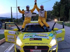 Simone Goldoni festeggia a bordo della sua Suzuki