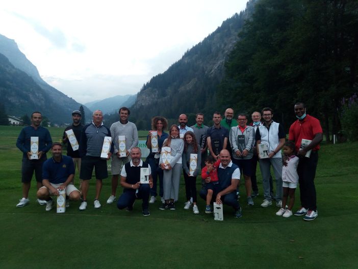 Da sn: Matteo Bertolino, Marcello Turotti, Henry Pession, Zeke P Martinez, Alex Mcneill, Davis Rossi, Silvia Sciutto, Flaminia Temellini, Cecilia Torchio, Luca Torchio, Guido Arata, Alessandro Marcelli,  Bernardo Paggi, Fabrizio Luparia, Gianlorenzo Polese, Gianluca Bettinelli, Andres De Leon con figlia e in basso in ginocchio con il figlio Omar Rossi