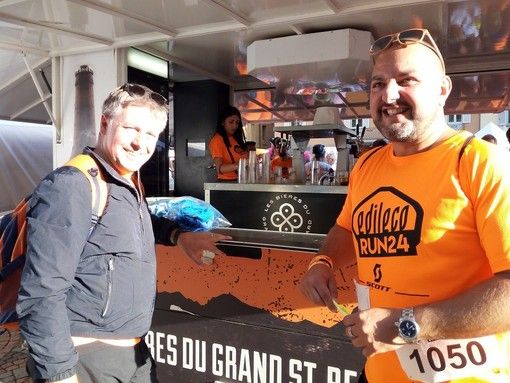 Carlo Marzi (ds), con il sindaco Fulvio Centoz, in una pausa di rifiatamento nel croso di una 24H di corsa-camminata a staffetta Carlo Marzi (ds), con il sindaco Fulvio Centoz, in una pausa di rifiatamento nel croso di una 24H di corsa-camminata a staffetta