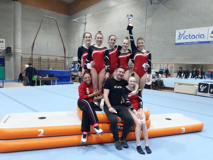 Sofia Chiumello, Sophie Graziano, Martina Saroglia, Arianna Bocchio Ramazio, Fatima Rosset e Vittoria Ramanzin con Claudia Iacona e Eric Centelleghe