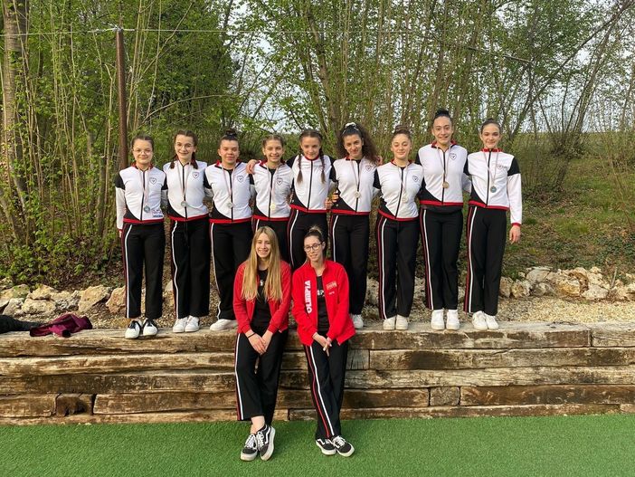 da sn: Joana Kocecku, Alice Esposito, Sara Delmonte, Adelina Bulat, Serena Molinari, Patrizia Fulciniti, Giulia Barbato, Giulia Chiumello e Nicole Désandré con Manuela Tripodi e Chiara Moniotto