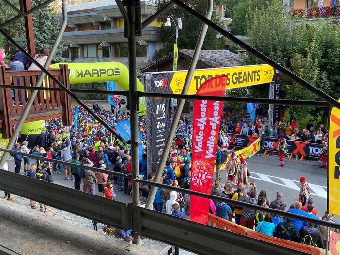 Atleti e organizzatori alla partenza