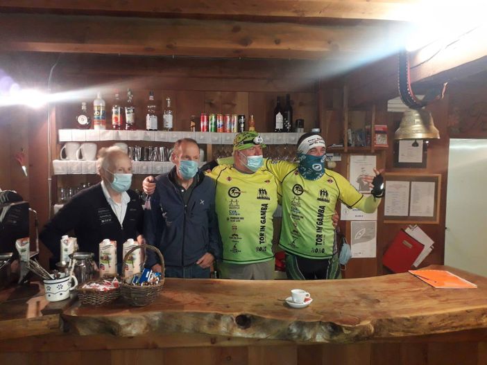 Gli atleti in partenza dal rifugio Chalet de l'Epée Gli atleti in partenza dal rifugio Chalet de l'Epée