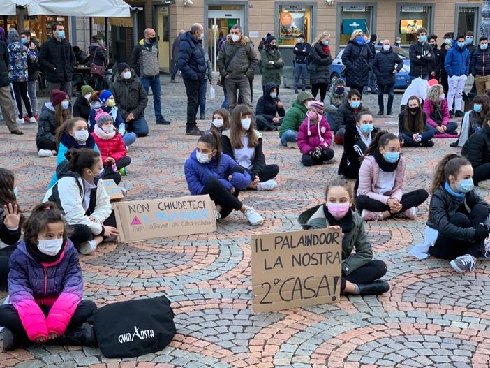 Oltre 400 hanno protestato in piazza ad Aosta contro la requisizione del Palaindoor