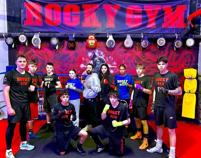 da sinistra - Marian Balaoi, Selin Bunduchi, Jastin Koceku, Amina Golinelli, Luca de Carolis (Maestro), Mei Lavevaz, Jaele Reyes, Christian Lombardi, Davide Attanasio. In ginocchio (sempre da sx) - Ismael Beioud, Matteo Rossi