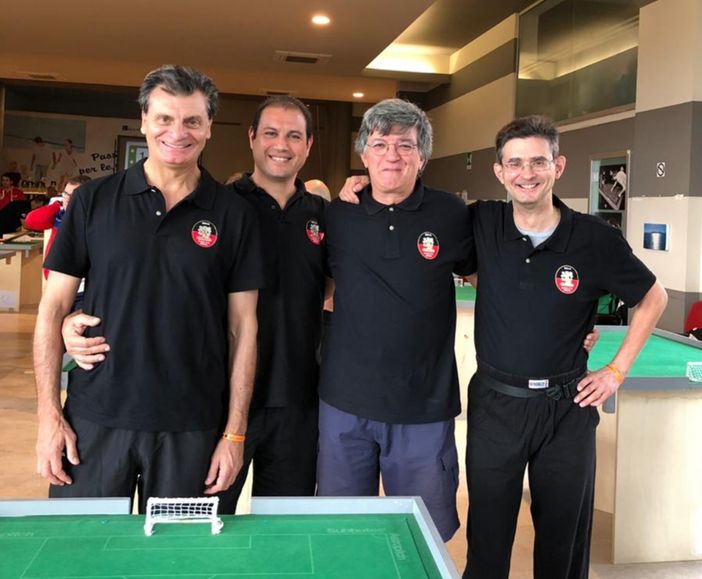 ASD CT Aosta Trofeo Italia: la formazione dell’ASD Calcio Tavolo Aosta al Trofeo Italia 1° tappa del Grand Slam 2018-2019 Categoria Subbuteo – da sx Orlando Navarra, Filippo Filippella, Paolo Ciboldi, Alessandro Rolle ASD CT Aosta Trofeo Italia: la formazione dell’ASD Calcio Tavolo Aosta al Trofeo Italia 1° tappa del Grand Slam 2018-2019 Categoria Subbuteo – da sx Orlando Navarra, Filippo Filippella, Paolo Ciboldi, Alessandro Rolle