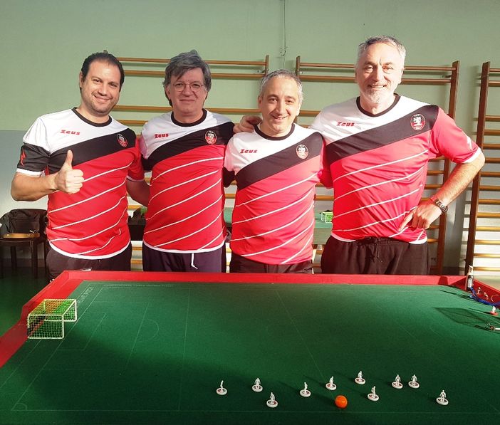 La squadra dell’ASD Calcio Tavolo Aosta al FISCT Open del Veneto. Da sn: Filippo Filippella, cap; Paolo Ciboldi, Dario Di Muri, Riccardo Rabacchin La squadra dell’ASD Calcio Tavolo Aosta al FISCT Open del Veneto. Da sn: Filippo Filippella, cap; Paolo Ciboldi, Dario Di Muri, Riccardo Rabacchin