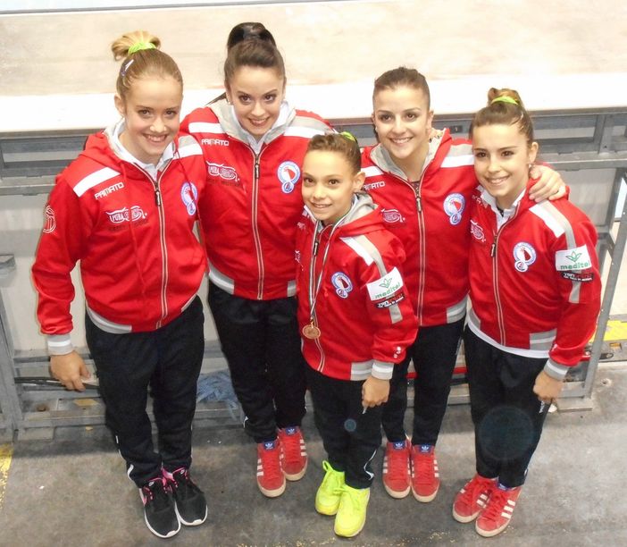 Foto di gruppo nel dopo gara: Alexia Angelini e Alessia Praz le prime da sinistra