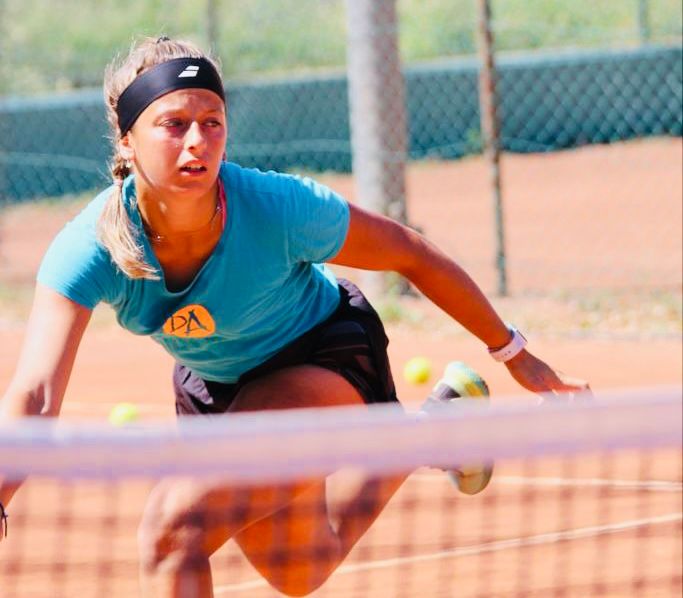 Alice Paonessa  in azione e foto della premiazione con da sx Alice Paonessa, un responsabile del Tennis Ivrea, e Carlotta Mosso