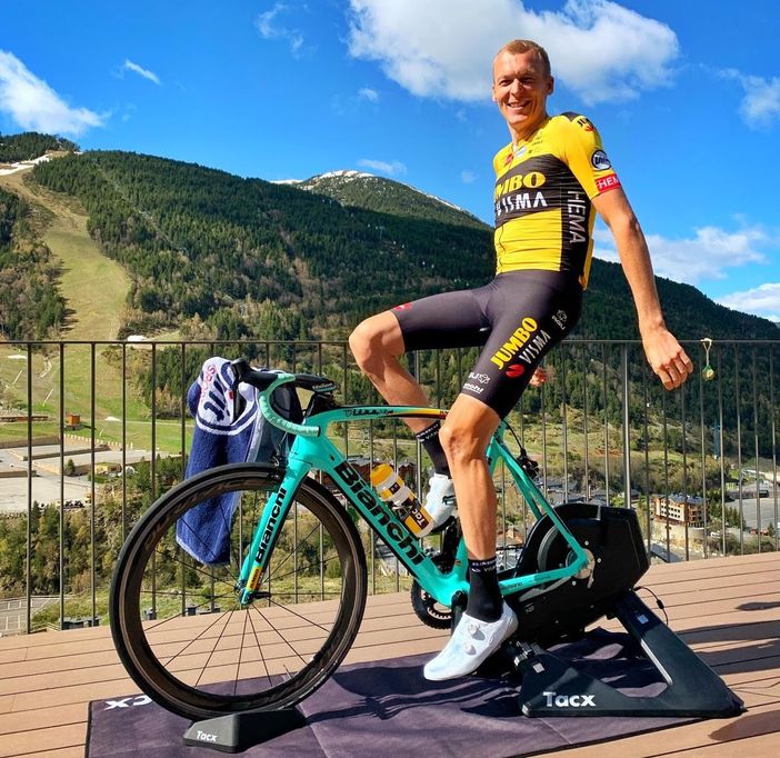 Robert Gesink (in foto), miglior tempo individuale, insieme al compagno di squadra Steven Kruijswijk, terzo miglior tempo di giornata, ha portato il Team Jumbo-Visma al successo nella quinta frazione del Giro d'Italia Virtual