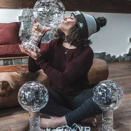 Federica Brignone festeggia la Coppa più importante