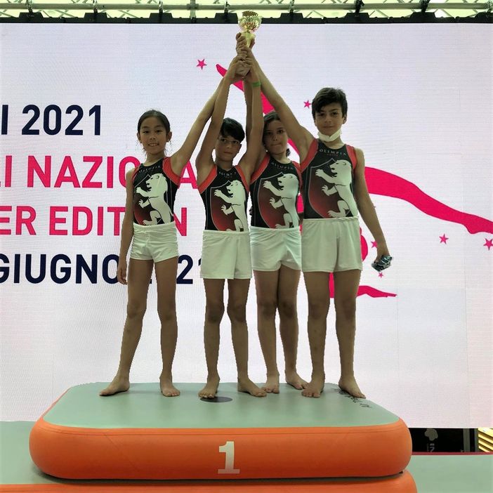 Kien Fogliadini, Riccardo Durello, Gabriel Fuccio e Ruben Vitulli. Nell'articolo: Devis Massari, Gabriele Mordenti e Eric Mombelli con l’allenatore Andrea Dondeynaz