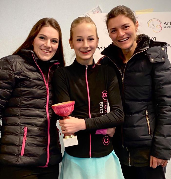 Emilie Tussidor in alto con le sue allenatrici Marika Poli (a sin) e Romina Poli (a dx):