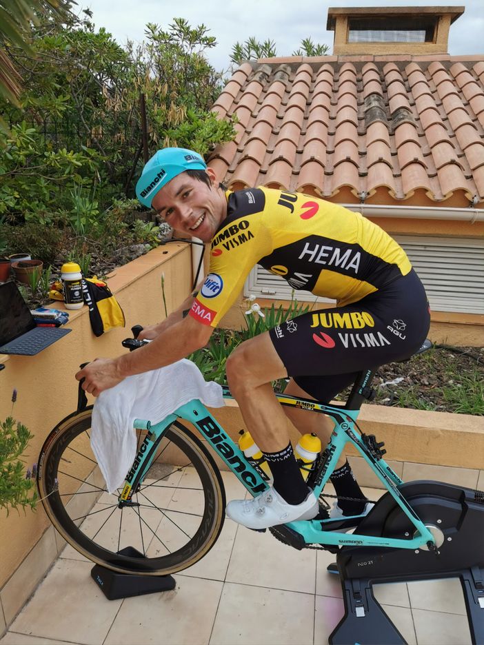 Primoz Roglič del Team Jumbo – Visma sarà al via della tappa di sabato del Giro d’Italia Virtual Primoz Roglič del Team Jumbo – Visma sarà al via della tappa di sabato del Giro d’Italia Virtual