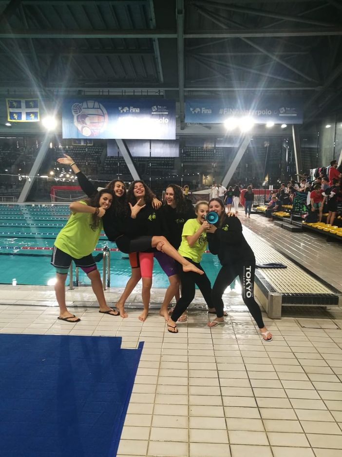 Le euforiche ragazze dell’Aosta Nuoto da sinistra: Alice Giglio, Miryam Zerbo, Emma Iamonte, Nicole Louvin, Lin Pigliacelli e Alessia Pagliara