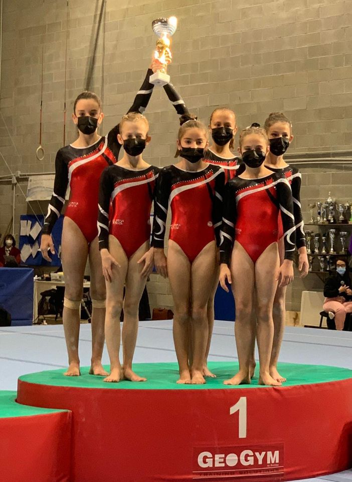 Le allieve Gold 1 sul podio: Martina Saroglia, Abigail Martinet, Ginevra Grosso, Claire Savoye, Annie Desandré e Marta Nieroz Le allieve Gold 1 sul podio: Martina Saroglia, Abigail Martinet, Ginevra Grosso, Claire Savoye, Annie Desandré e Marta Nieroz