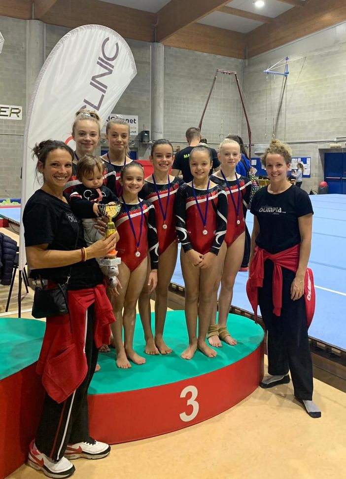 Vittoria Ramanzin, Beatrice Morra Di Cella, Annie Desandré, Martina Saroglia, Joana Koceku eEmma Viérin, con le istruttrici Claudia Iacona (col piccolo Liam) e Nathasha PellissierShB