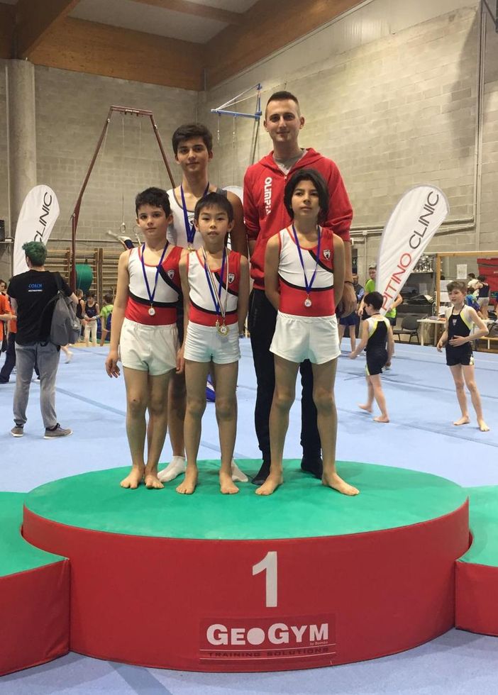 Gabriel Fuccio, Alessandro Ledda, Kien Fogliadini e Diego Bonfanti con il tecnico Andrea Dondeynaz Gabriel Fuccio, Alessandro Ledda, Kien Fogliadini e Diego Bonfanti con il tecnico Andrea Dondeynaz