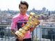 Egan Bernal in Maglia Rosa con il Trofeo Senza Fine
