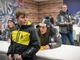 Federica Brignone firma autografi ai bambini