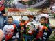 Vincenzo Bove festeggiato dai compagni della Starcross e (sotto) sul gradino più alto del podio finale