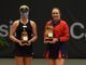 A destra Dona Vekic. Nell'articolo La vincitrice insieme ai raccattapalle e al vicesindaco di Courmayeur Federico Marco Perrin (foto By Francesco Peluso)