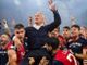 L'allenatore Claudio Ranieri portato in trionfo dopo la promozione in serie A