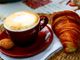 CROISSANT ET CAPPUCCINO AU BAR DES SPORTS