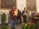 Alla presentazione della Maratona di Roma 2023 al Campiodoglio, l'artista Bandfeldt Rosada (a sinistra) presenta la Coppa degli Ultimi da lui realizzata. Al centro, il presidente di Athletica Vaticana Giampaolo Mattei Alla presentazione della Maratona di Roma 2023 al Campiodoglio, l'artista Bandfeldt Rosada (a sinistra) presenta la Coppa degli Ultimi da lui realizzata. Al centro, il presidente di Athletica Vaticana Giampaolo Mattei