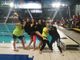 Le euforiche ragazze dell’Aosta Nuoto da sinistra: Alice Giglio, Miryam Zerbo, Emma Iamonte, Nicole Louvin, Lin Pigliacelli e Alessia Pagliara