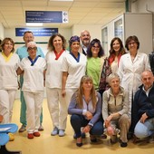 parte dell'équipe di Chirurgia toracica, la Direttrice dell'Ospedale e la Direttrice delle Professioni sanitarie con alcuni donatori del dermopigmentatore parte dell'équipe di Chirurgia toracica, la Direttrice dell'Ospedale e la Direttrice delle Professioni sanitarie con alcuni donatori del dermopigmentatore