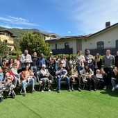 Gruppo dei bimbi omaggiati, assieme alle loro famiglie e ad alcuni membri del Consiglio comunale (mancano genitori di: gemelli Gaeta, Voicu Matthias, Rabit Radia e Pagani Ian che non sono venuti alla cerimonia)