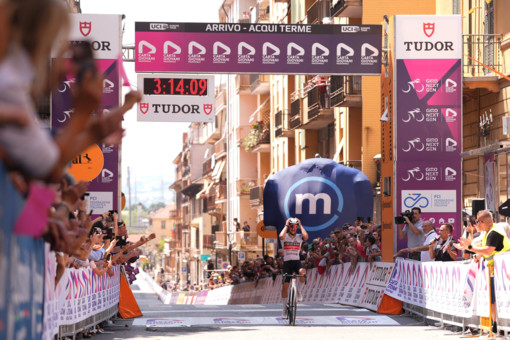 Filippo Agostinacchio vince la sesta tappa del Giro Next Gen. Luke Tuckwell rimane in Maglia Rosa