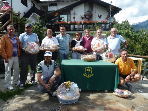 Nella foto i premiati della gara Relais du Berger, da sinistra: Roberto Fiabane, Alessandro Benati, Massimo Menegotto (Sponsor), Paolo Caselli, Denis Falconieri, René Rosset, Stefano Collé, Michel Ronc, Guido Nieroz, Dario Collé ed Edi Avoyer (Presidente). Sotto la premiazione della Gara golf immobiliare Valtournenche e di quella del Golf Club Les Iles.