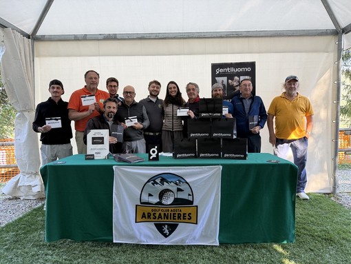 Nella foto da sinistra: Alberto Borre, Sergio Vincenzetti, Maurice Rollet, Federico Gorraz, Paolo Caselli, Andrea Succi, Nicoletta Lampis (SPONSOR), Ennio Pastoret, Simone Meggiolaro, Riccardo Farcoz, Marco Lambert.