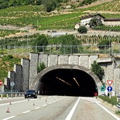 L'OPINIONE DI UN LETTORE : Chiusura della galleria Sorreley: crescono i rischi e i disagi per il transito dei tir verso Aosta L'OPINIONE DI UN LETTORE : Chiusura della galleria Sorreley: crescono i rischi e i disagi per il transito dei tir verso Aosta