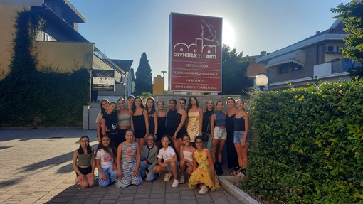 Fila davanti: Giada Gruppusco, Bianca Donati, Lisianne Diotri, Eva Del Frate, Celeste Castagnola, Gloria Raso, Matilde Valentina Cascino. Fila dietro: Serena Spanò, Lucrezia Zampa, Maria Venuti, Lorenzo Bianchi, Matilde Foletto, Cecilia Zoppo, Asia Pession, Emma Lidia Chiabotto, Margherita Fea, Margot Fadda, Elena Aloisio (insegnante e presidente dell’Institut), Lucia Piatti, Silvia Melis (insegnante), Sofia Maria Barmasse
