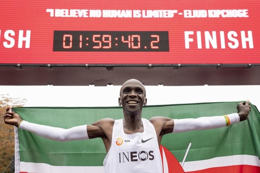 Eliud Kipchoge è il primo uomo a correre  42 km e 195 metri della maratina