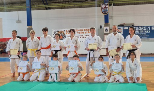 foto (in ordine) di gruppo finale, foto diplomi Dan, con il Maestro Carcassi, foto nuovi allenatori, istruttori e foto diplomi di kyu