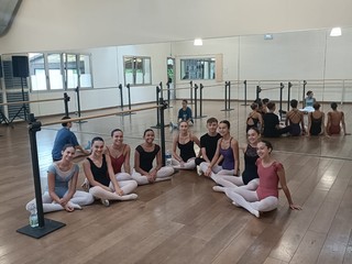 Fila dietro: Serena Spanò, Lucrezia Zampa, Maria Venuti, Lorenzo Bianchi, Matilde Foletto, Cecilia Zoppo, Asia Pession, Emma Lidia Chiabotto, Margherita Fea, Margot Fadda, Elena Aloisio (insegnante e presidente dell’Institut), Lucia Piatti, Silvia Melis (insegnante), Sofia Maria Barmasse