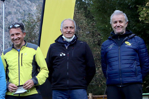 Battista Pieiller (al centro) insieme a Loris Salice (sinistra) e Mauro Cerise (destra) durante le premiazioni del 2021 dei circuito regionali (foto acmediapress)